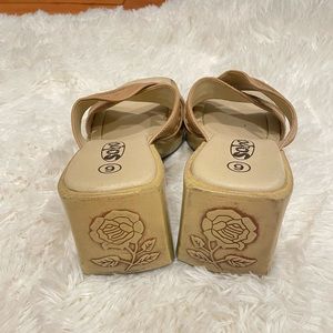 VINTAGE 2000’s TAN WEDGE SLIDE ON ROSE SANDAL